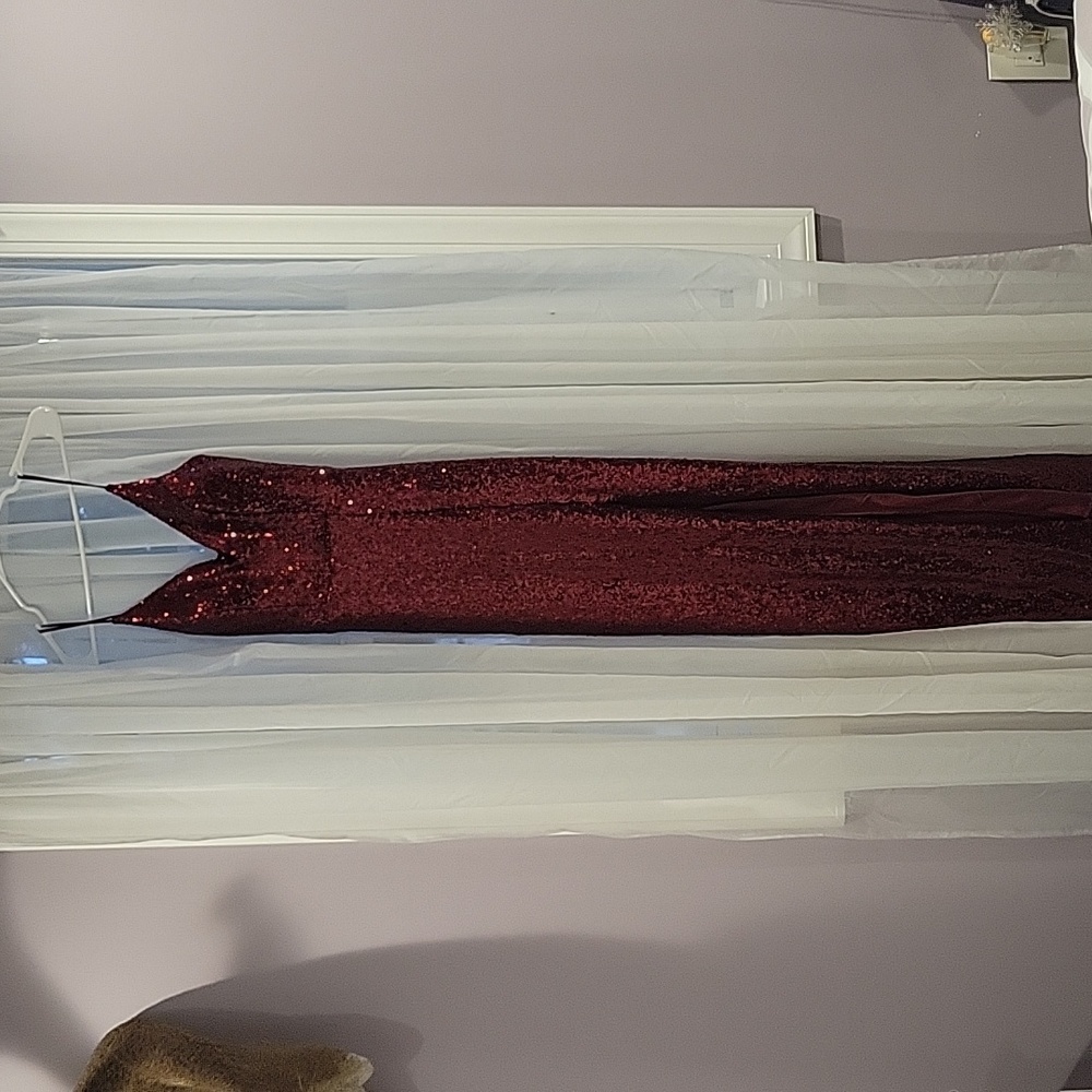 Maroon sequin gown Suze 9/10